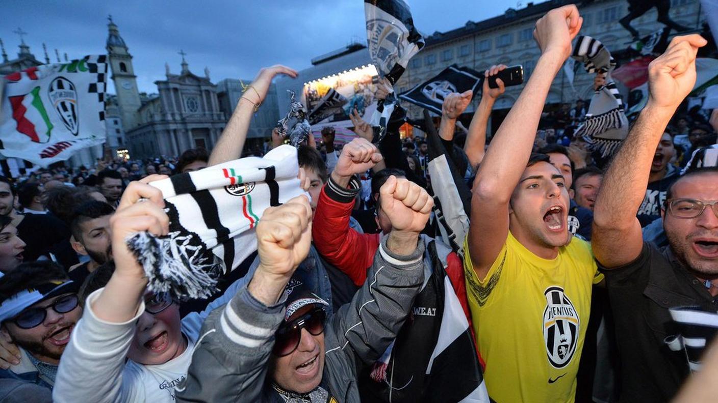 Sciarpe, maglie e bandiere bianconere