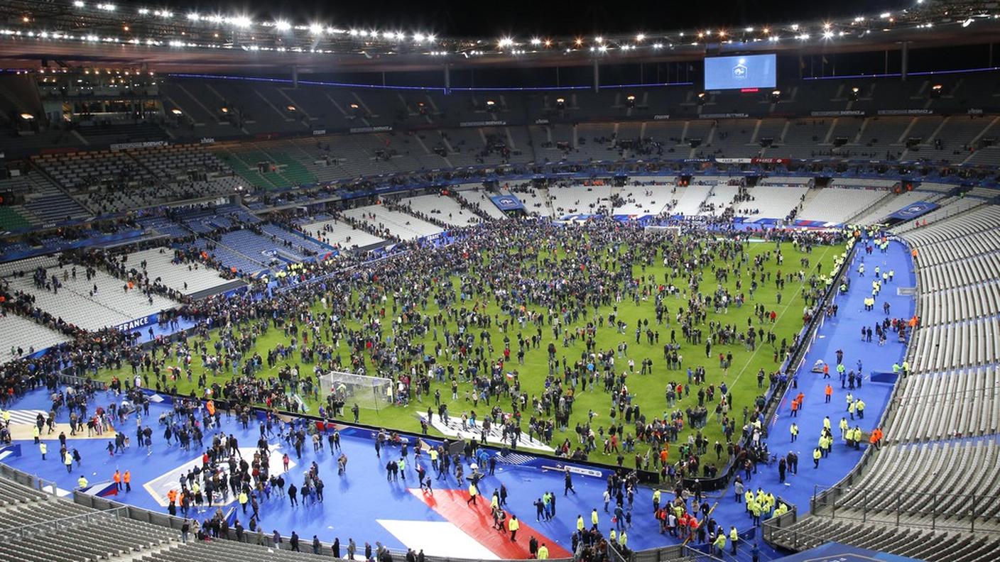 I tifosi bloccati sul terreno da gioco