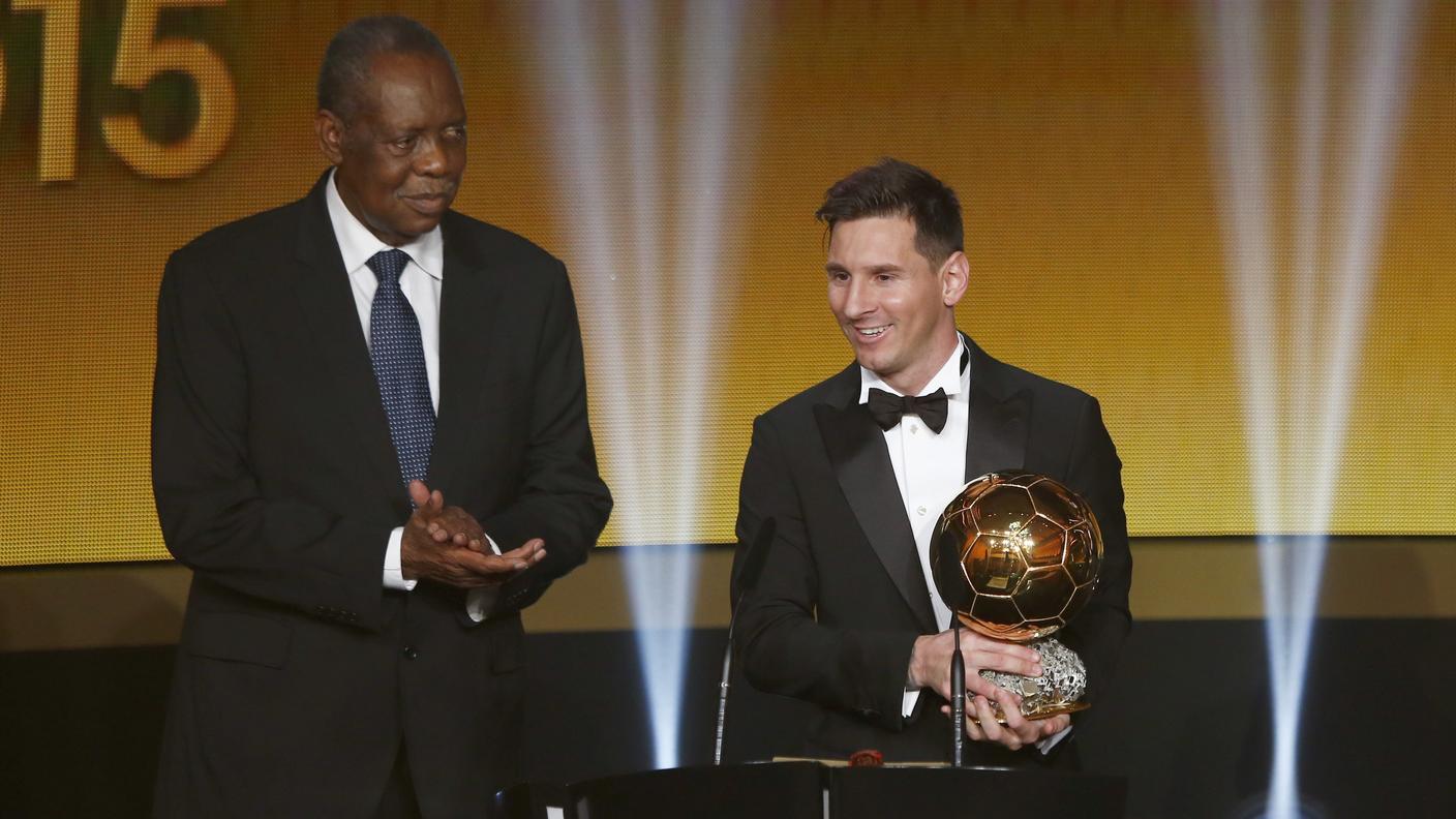 L'argentino con il presidente ad interim della FIFA Issa Hayatou