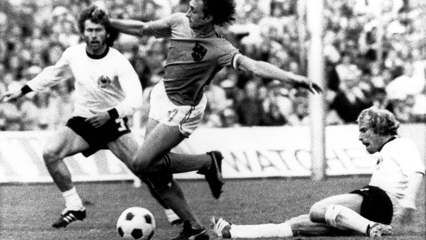 L'olandese affrontato da Paul Breitner e Berti Vogts nella finale dei Mondiali del 74'