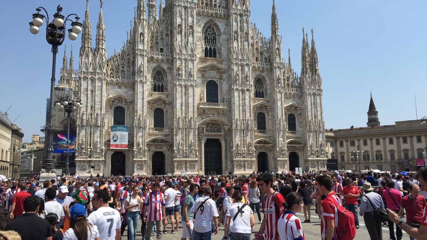 Piazza del Duomo invasa da Colchoneros e Blancos