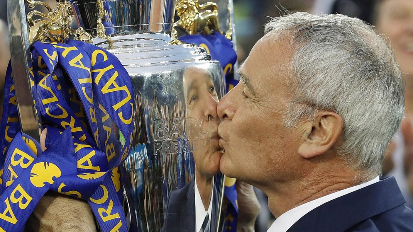 Il bacio al trofeo della Premier League