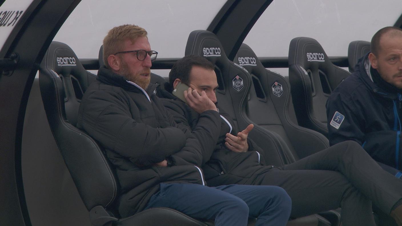 Il club manager Manna al telefono