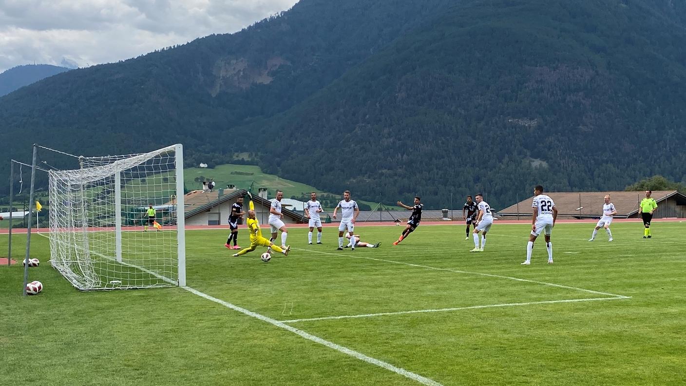 Il momento del gol di Bislimi
