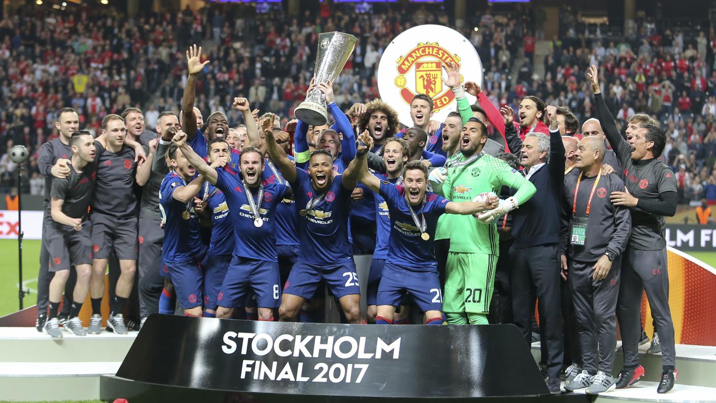 Rooney alza la Coppa