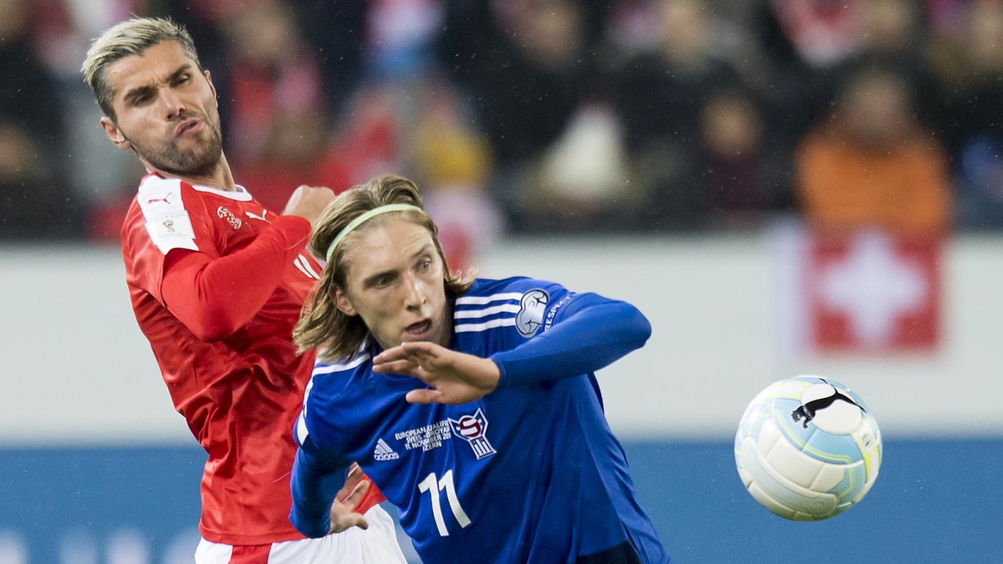 Behrami in lotta con il numero 11