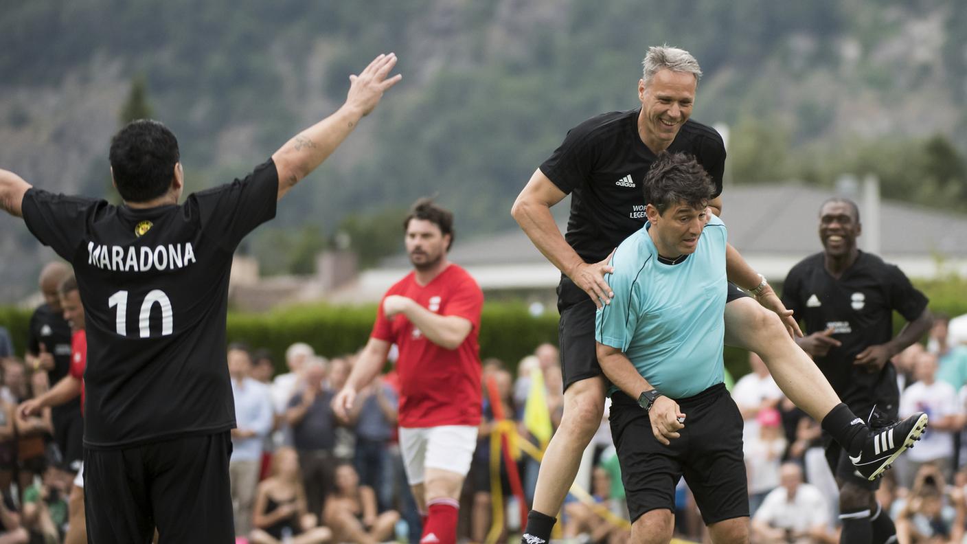 Maradona esulta mentre Van Basten scherza con Busacca