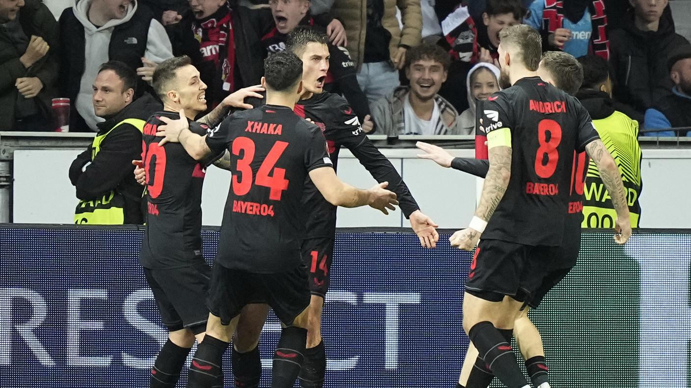 L'elvetico e compagni festeggiano Schick, autore della doppietta decisiva