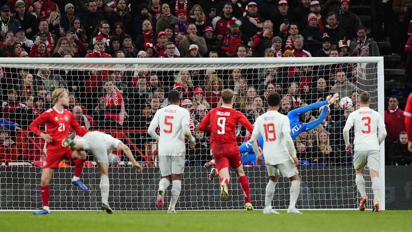 Il gran volo del portiere sulla punizione di Eriksen