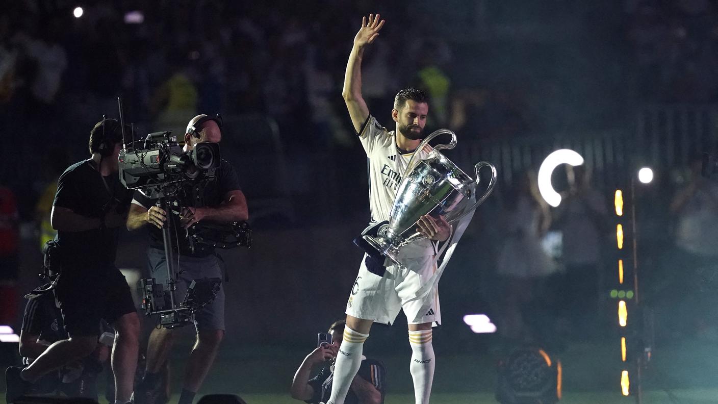 Ai saluti con in braccio l'ultimo grande trofeo conquistato con le Merengues