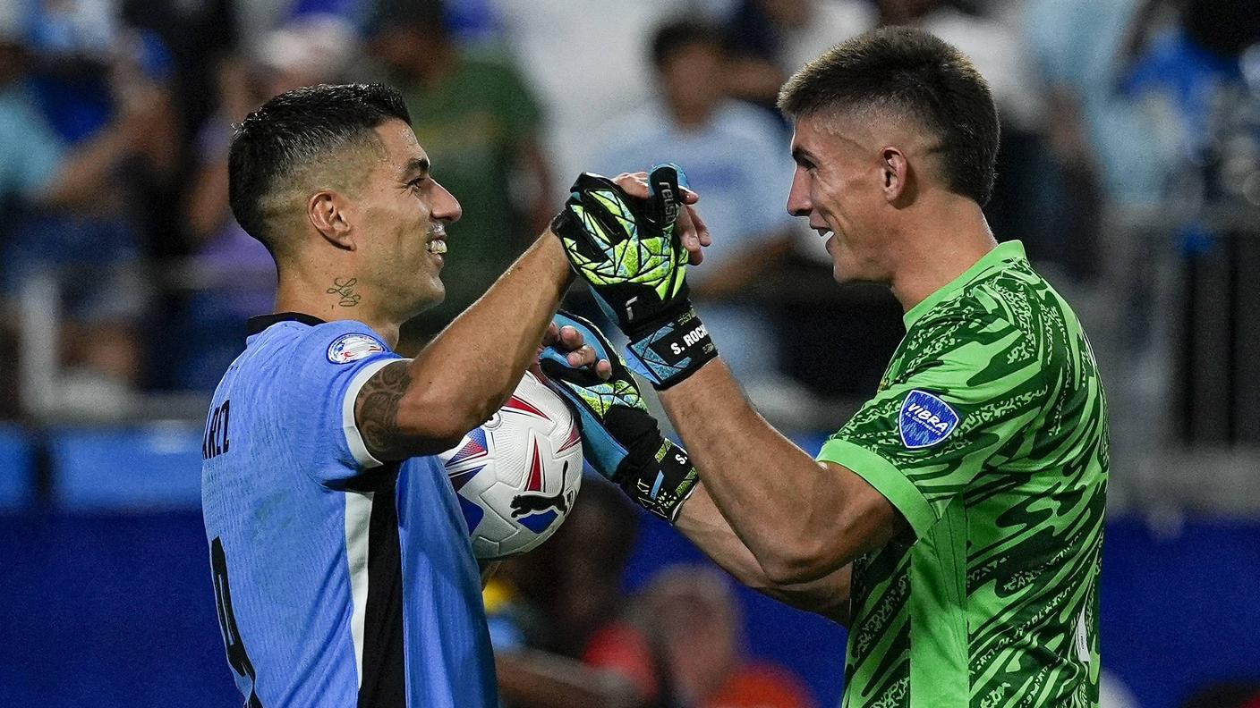 L'abbraccio con il portiere e compagno di squadra Sergio Rochet
