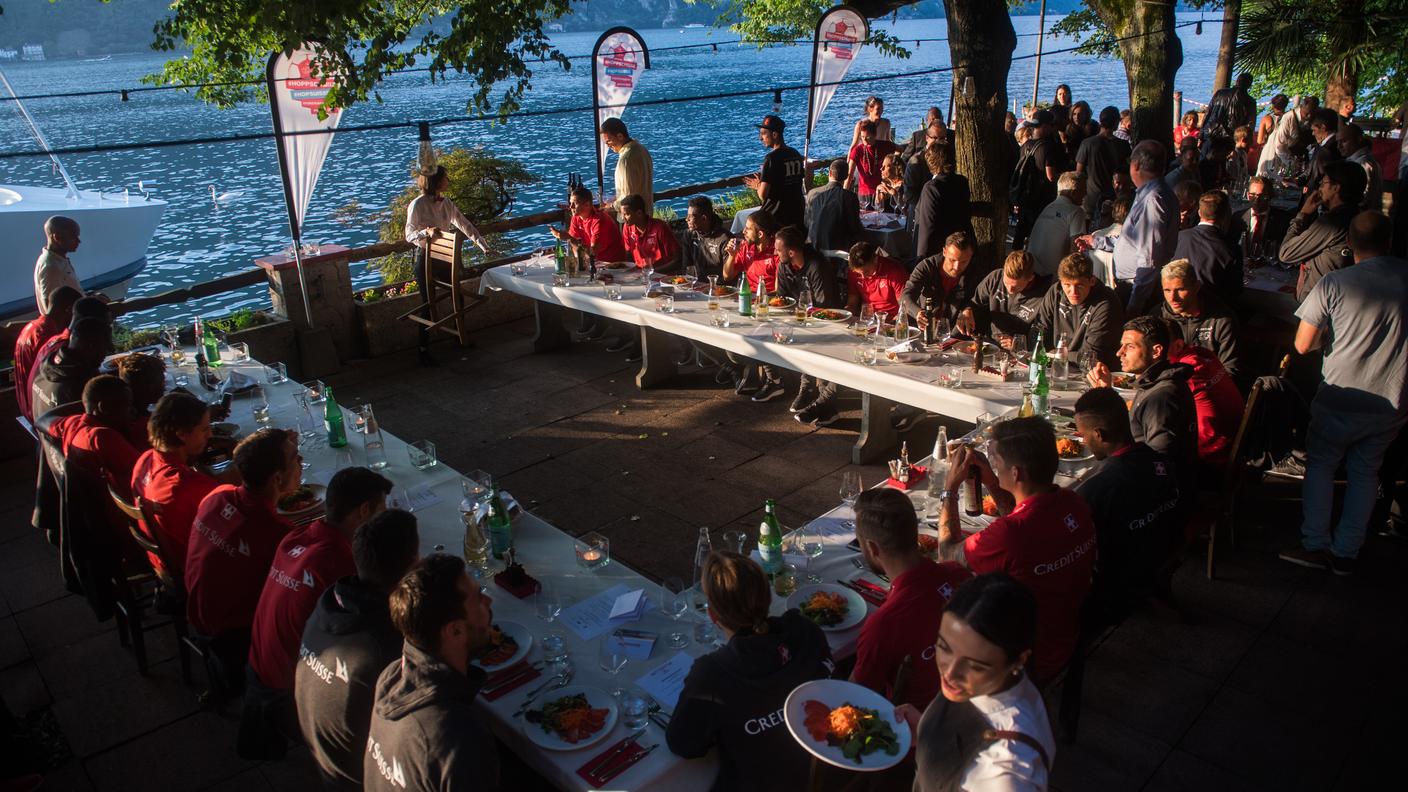 Giro in battello e cena al grotto per caricare i rossocrociati