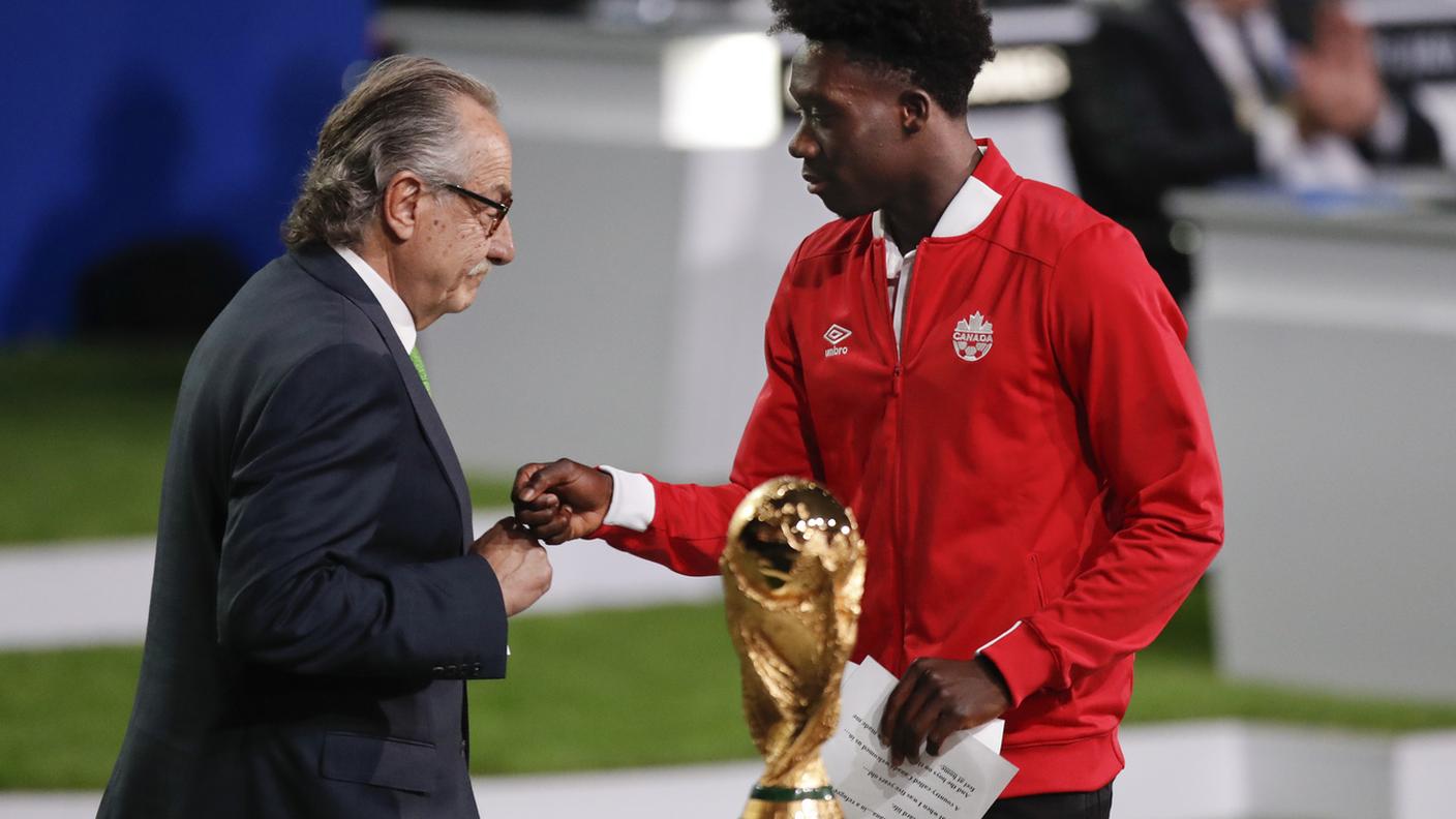Il presidente della Federazione messicana Decio De Maria e il giocatore canadese Alphonso Davies