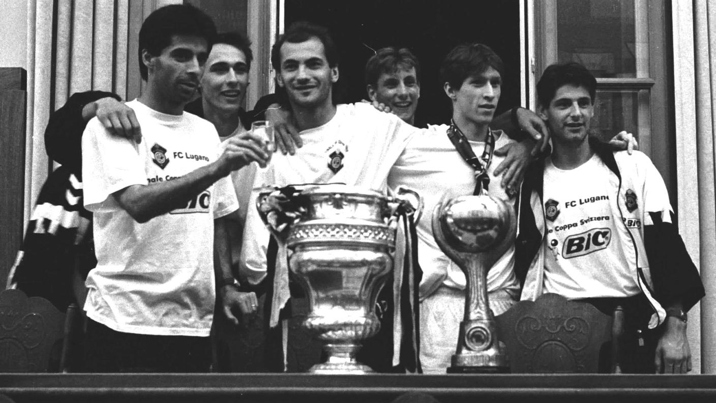 Il brasiliano (a sinistra) con la Coppa Svizzera vinta nel 1993