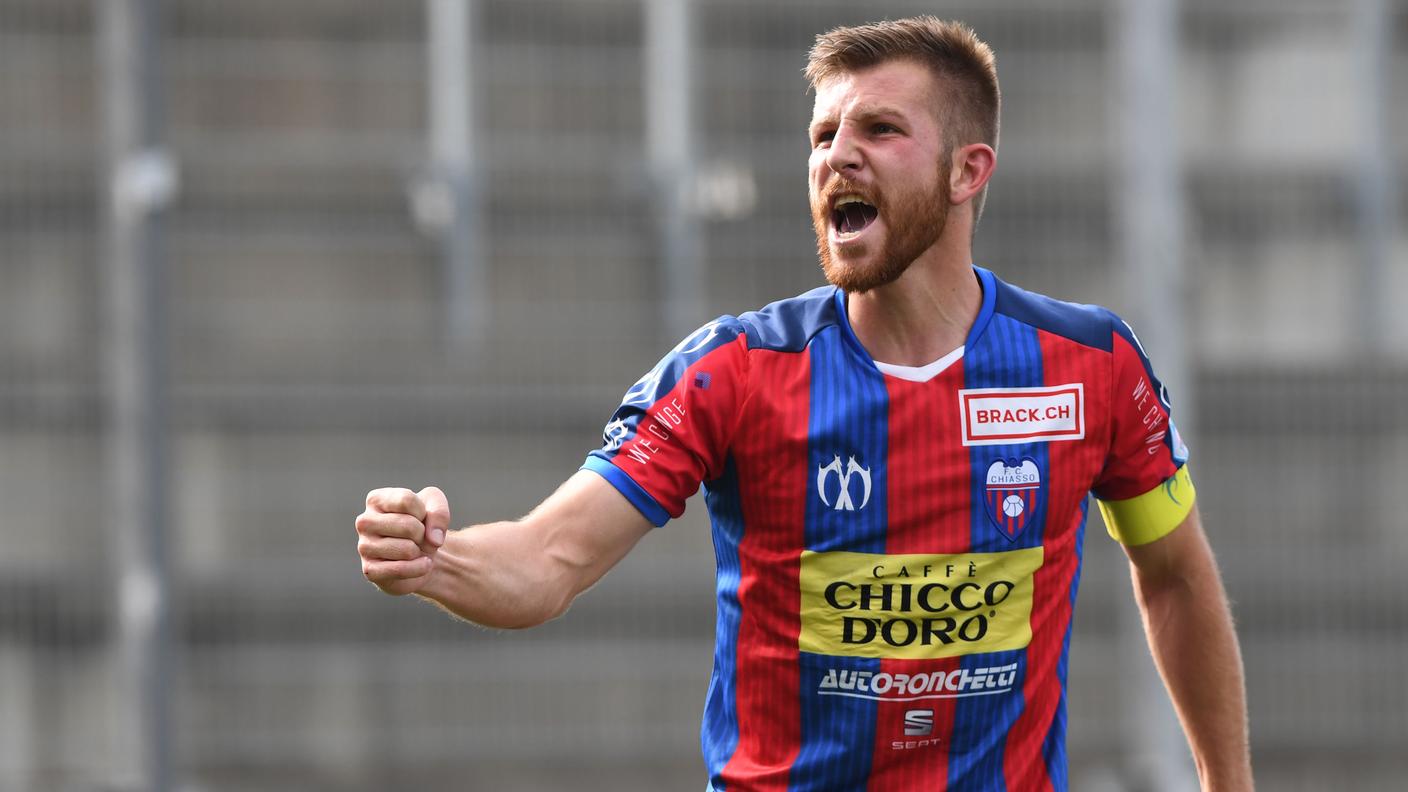 Il capitano del Chiasso esulta per la rete decisiva sul campo del Wil