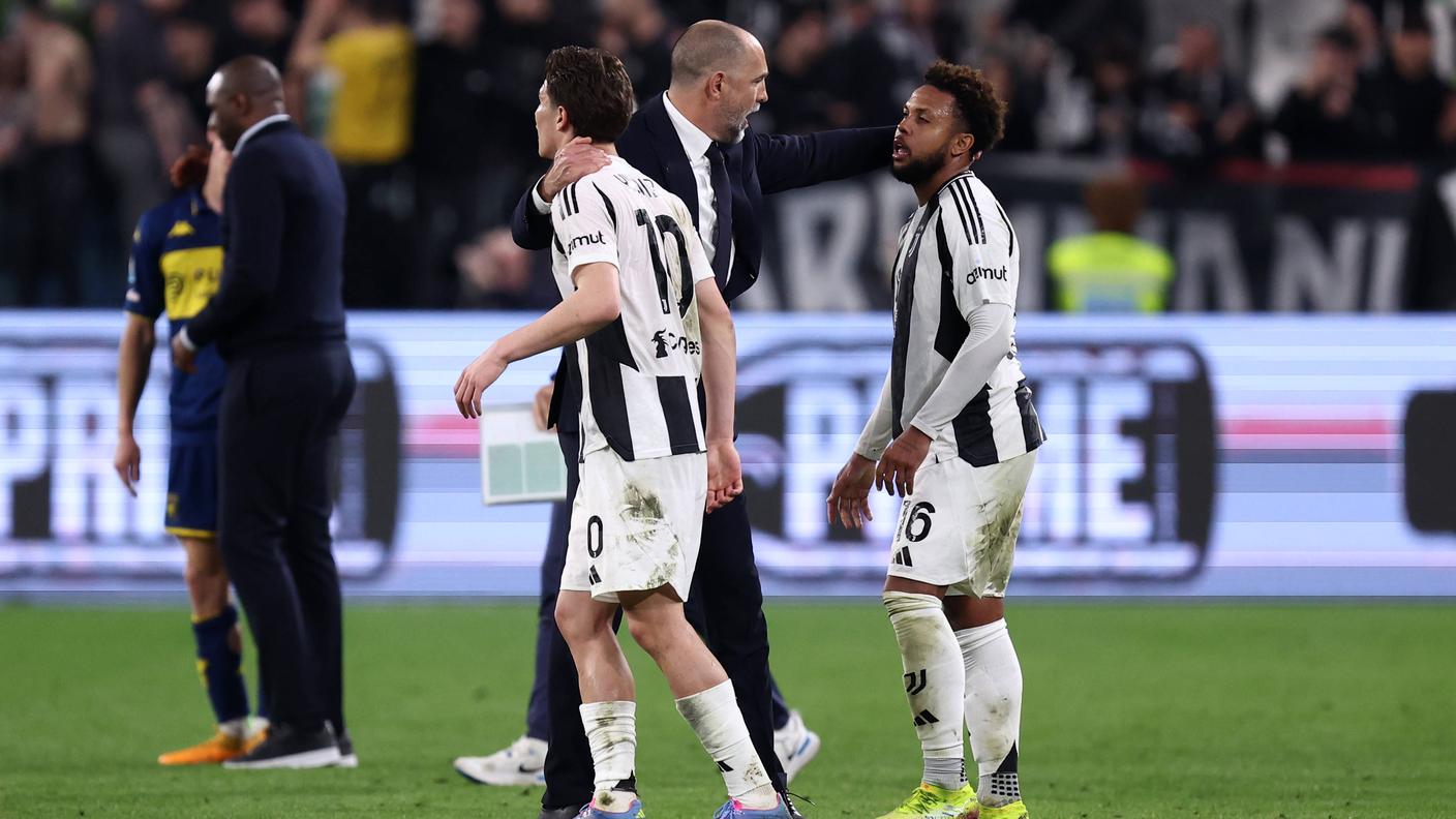 Il nuovo tecnico festeggia con l'autore del gol-partita
