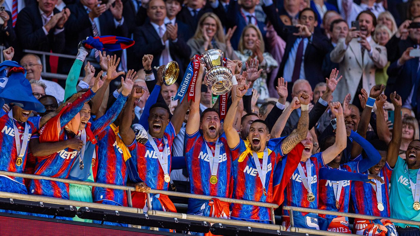 Il trofeo nelle mani di capitan Ward