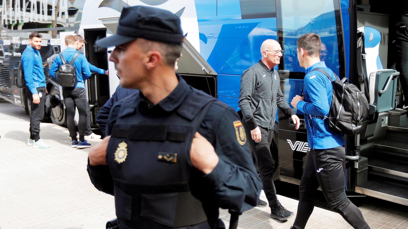 L'arrivo dell'Atalanta a Valencia, dove non sono mancate polemiche per le porte chiuse