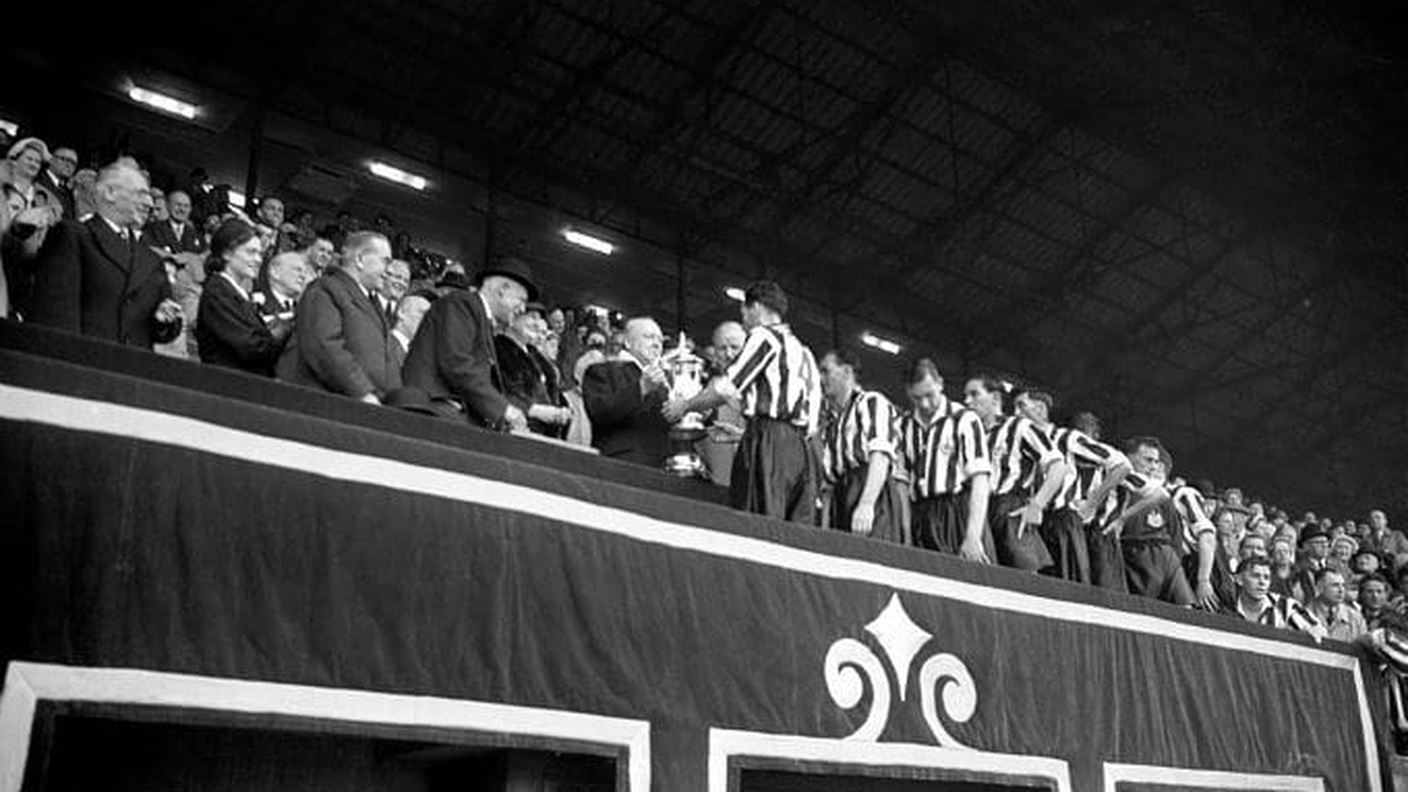 Winston Churchill premia il Newcastle nel 1952