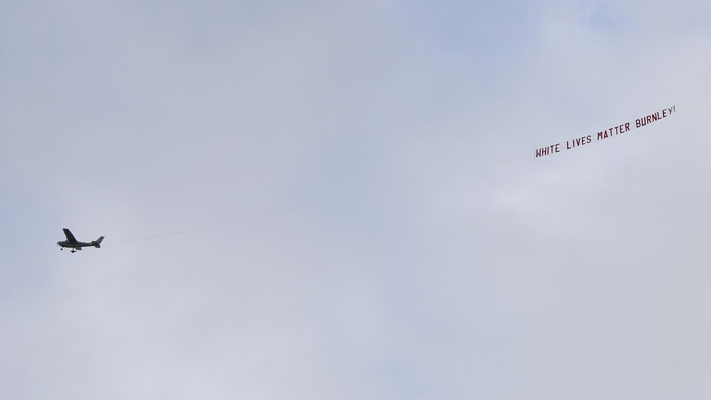 Lo striscione incriminato che ha sorvolato lo stadio prima dell'inizio della partita