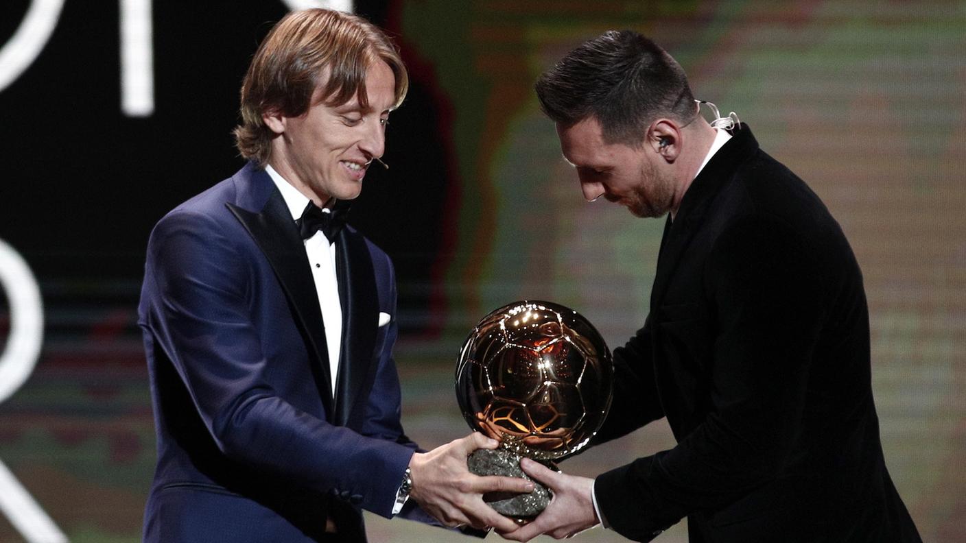 Il passaggio di consegne lo scorso anno tra Modric e Messi