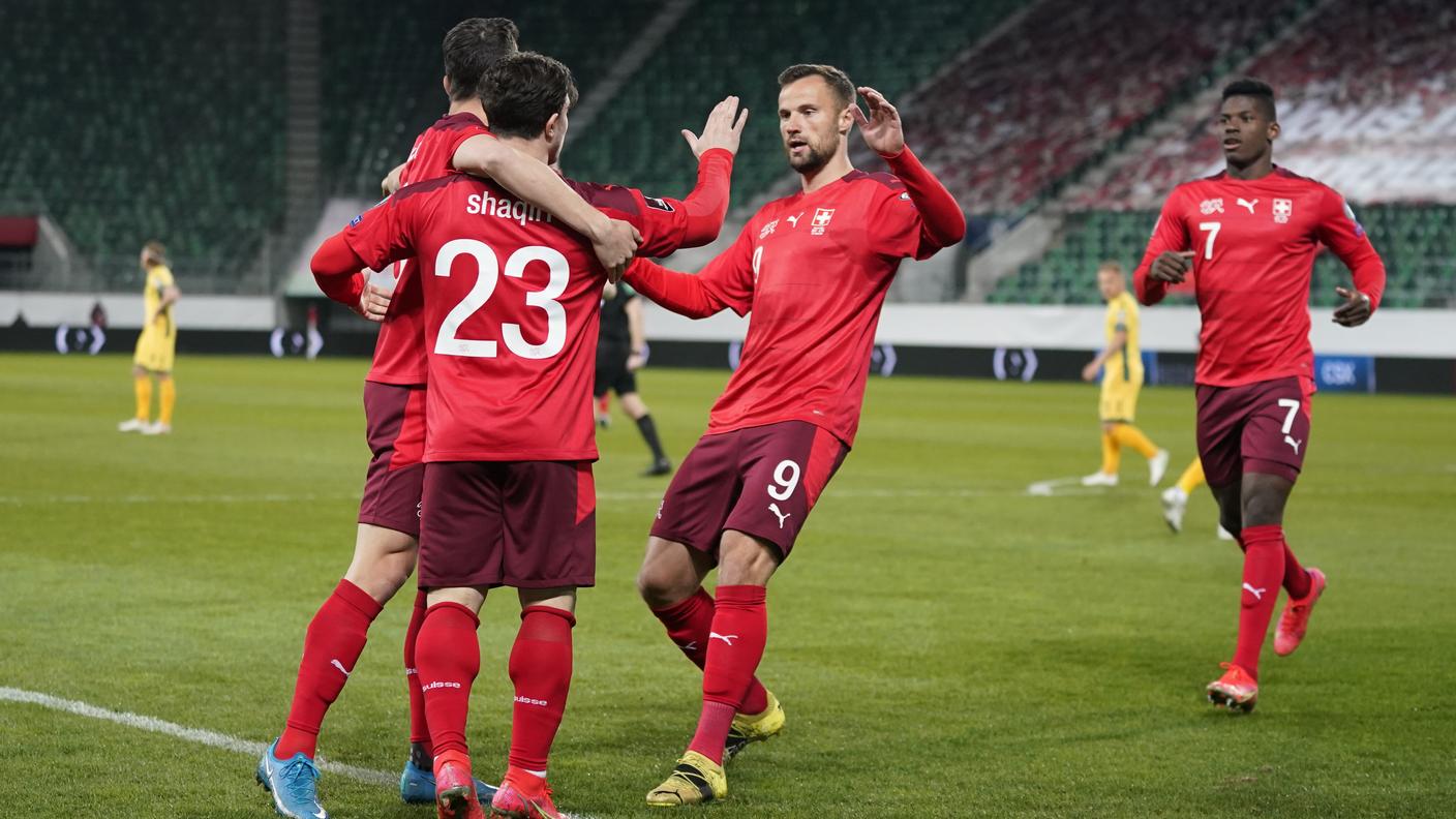 Shaqiri celebrato dai compagni