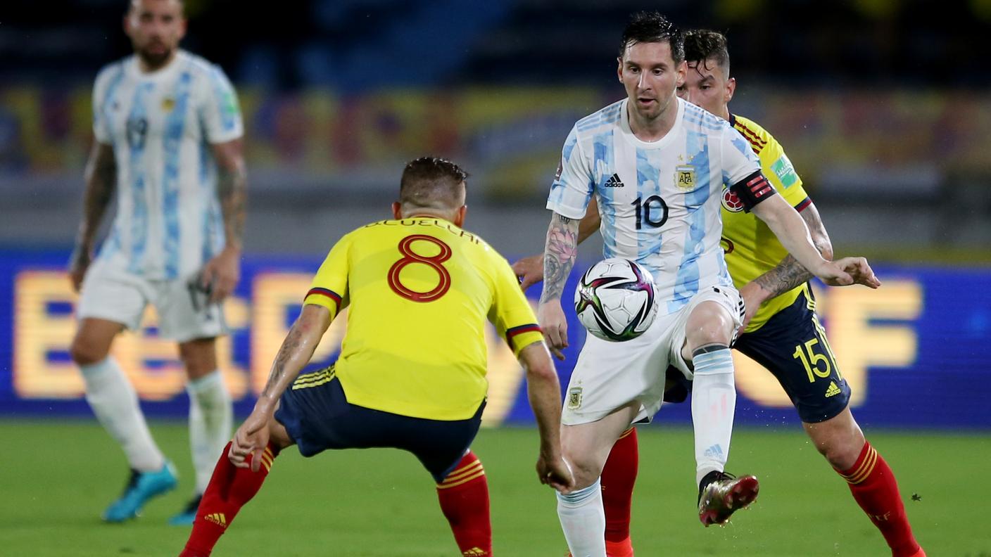 Messi cerca di liberarsi