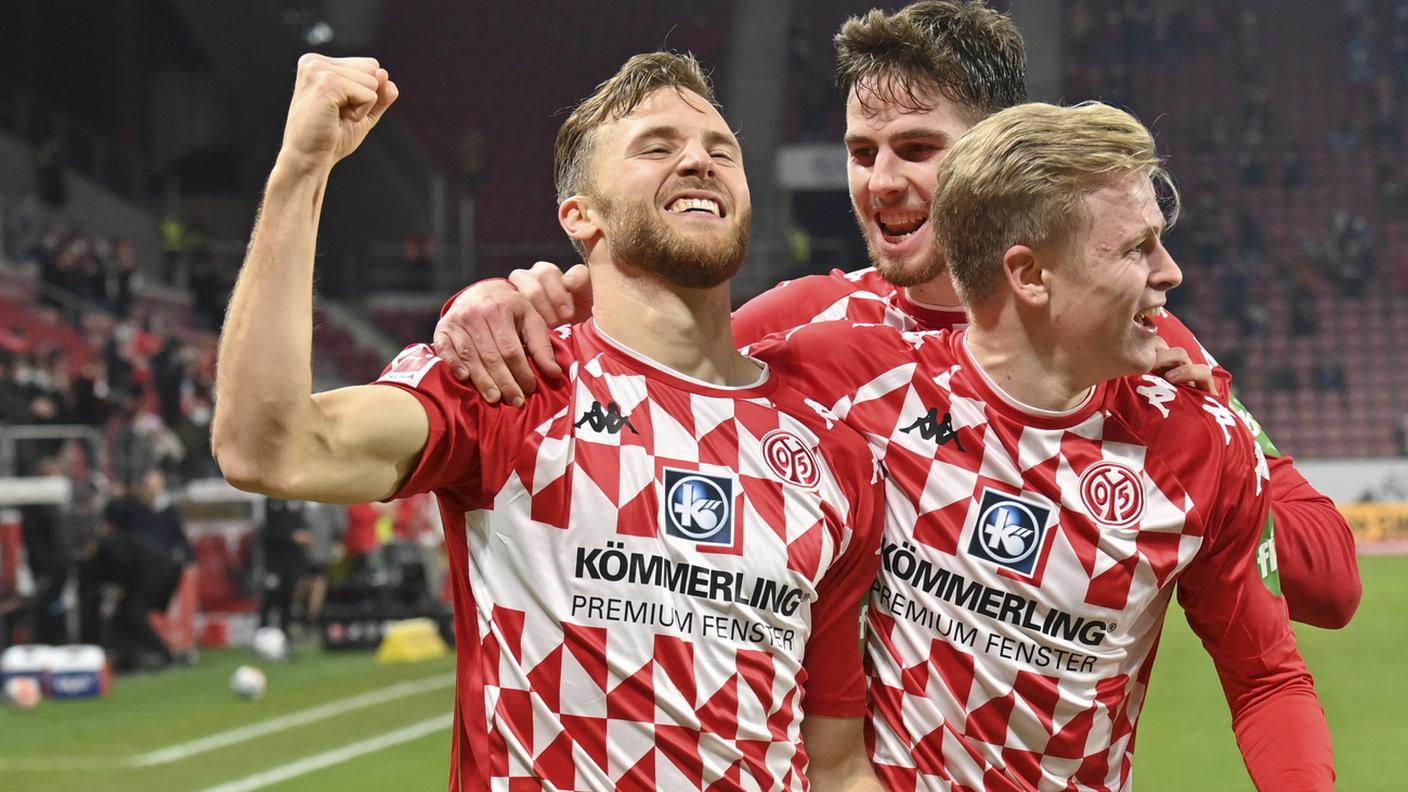 L'elvetico festeggiato dai compagni di squadra