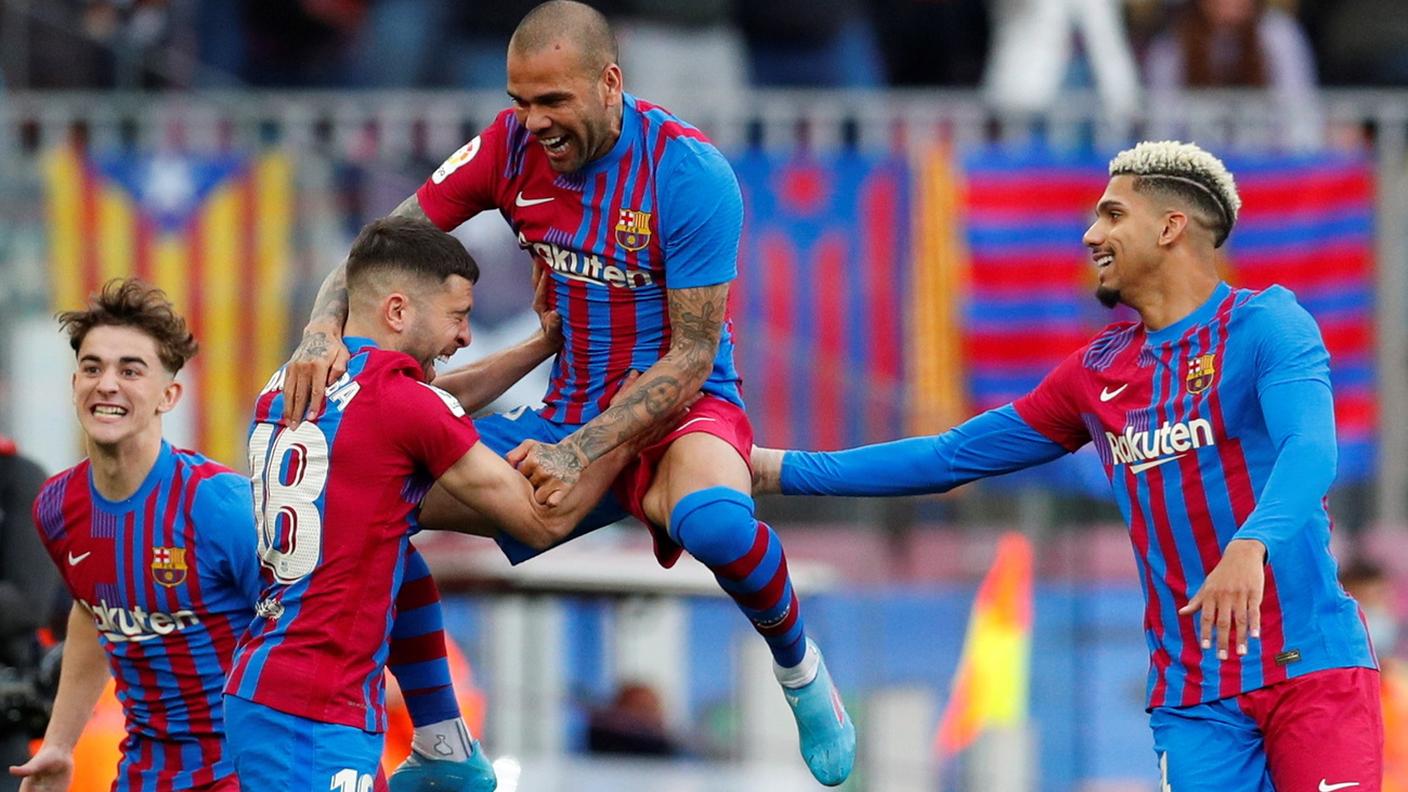 Dani Alves gioisce con i compagni dopo il provvisorio 4-1