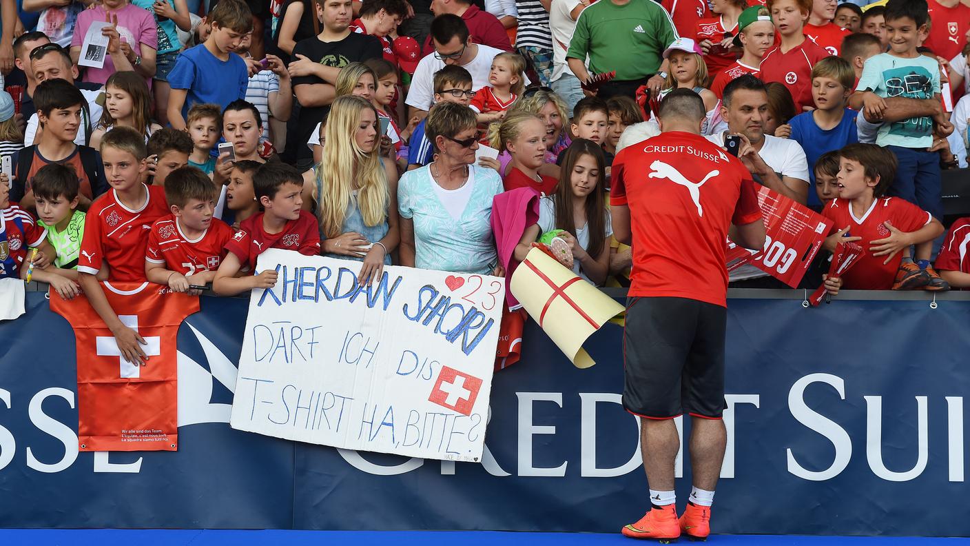 Autografi per Shaqiri