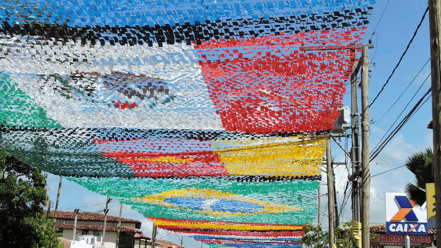 Le bandiere nel cielo di Porto Seguro