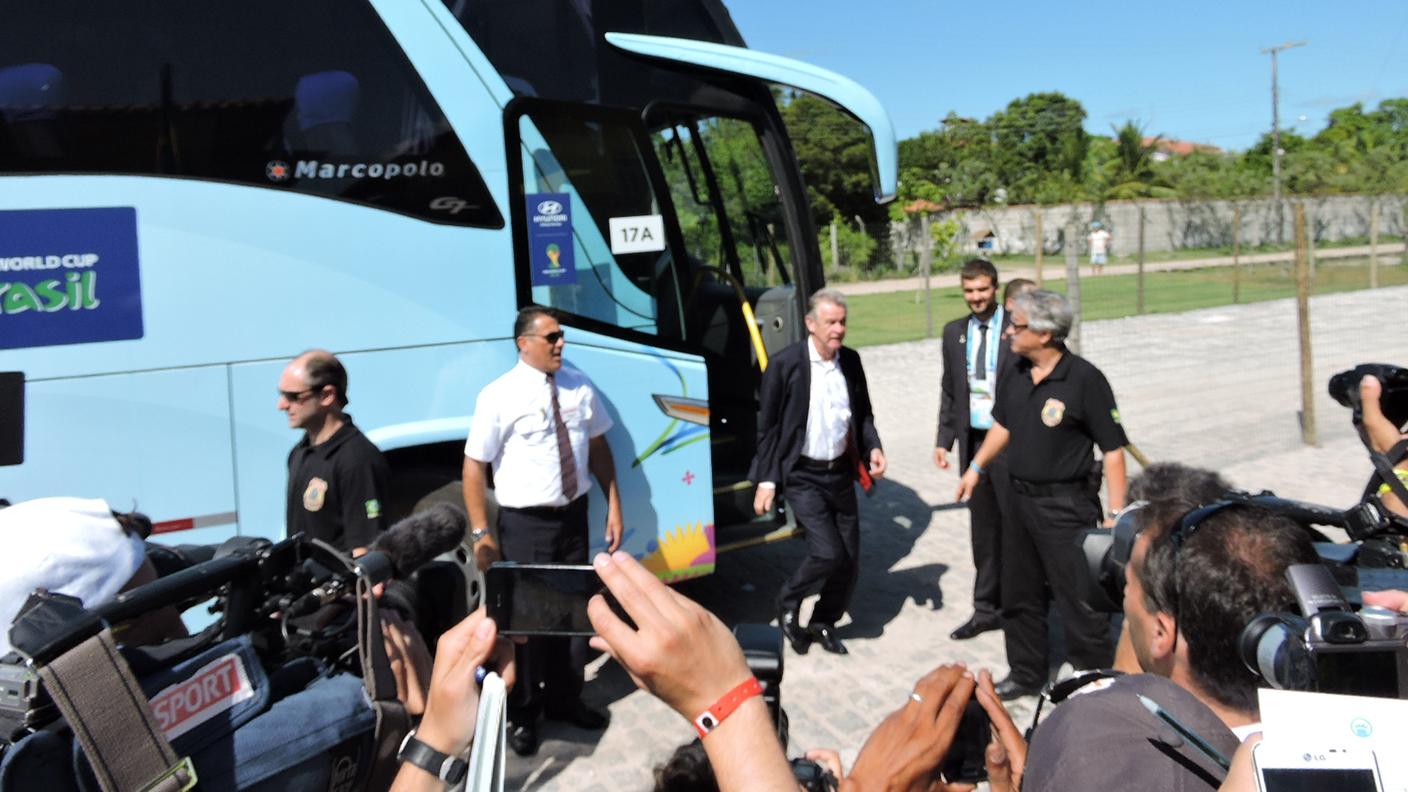Ottmar Hitzfeld scende dal pullman