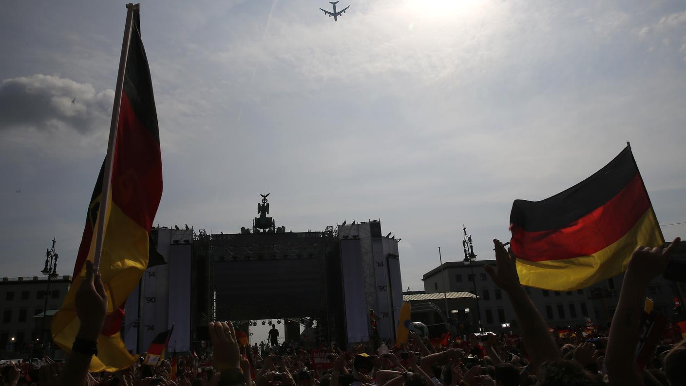 La Nazionale sorvola la Porta di Brandeburgo