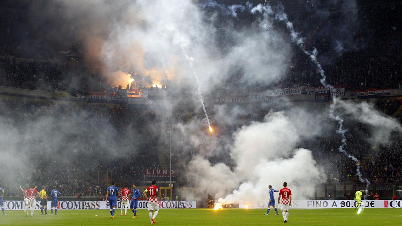 Pioggia di fumogeni a San Siro