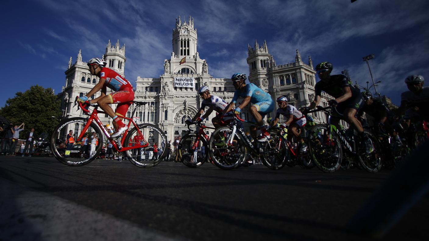 Bicicletta e tenuta rossa per il vincitore