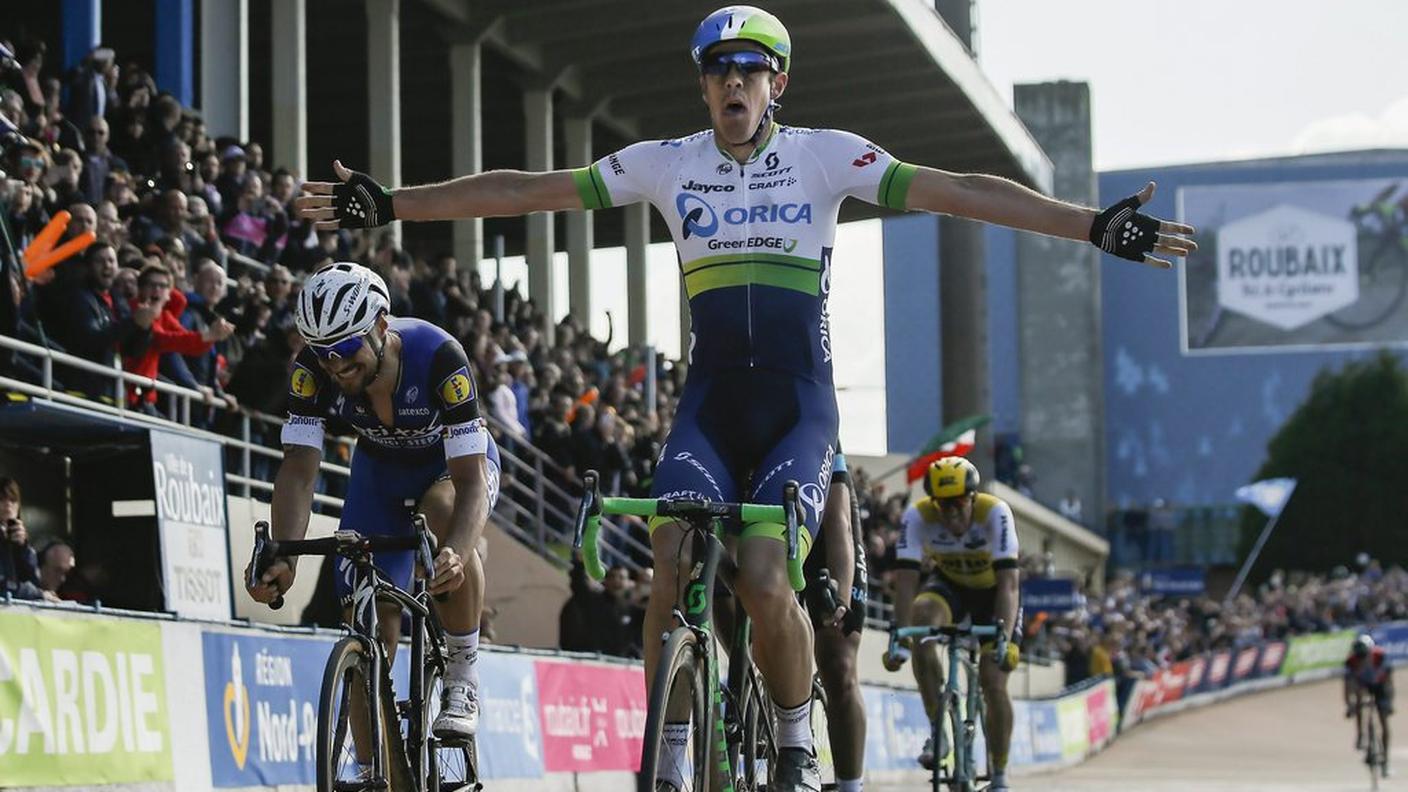 L'australiano incredulo sul traguardo. La classica del pavé è sua!