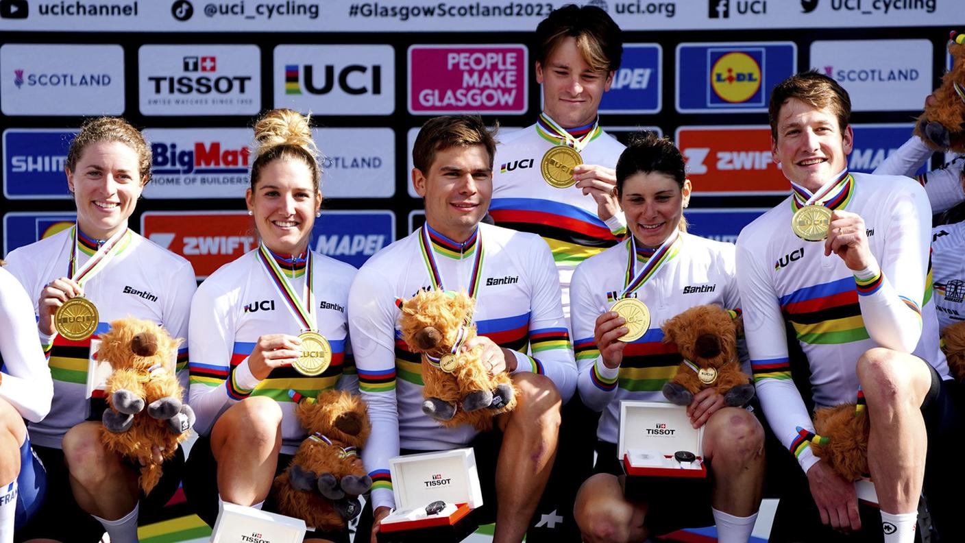 Con maglia e medaglia