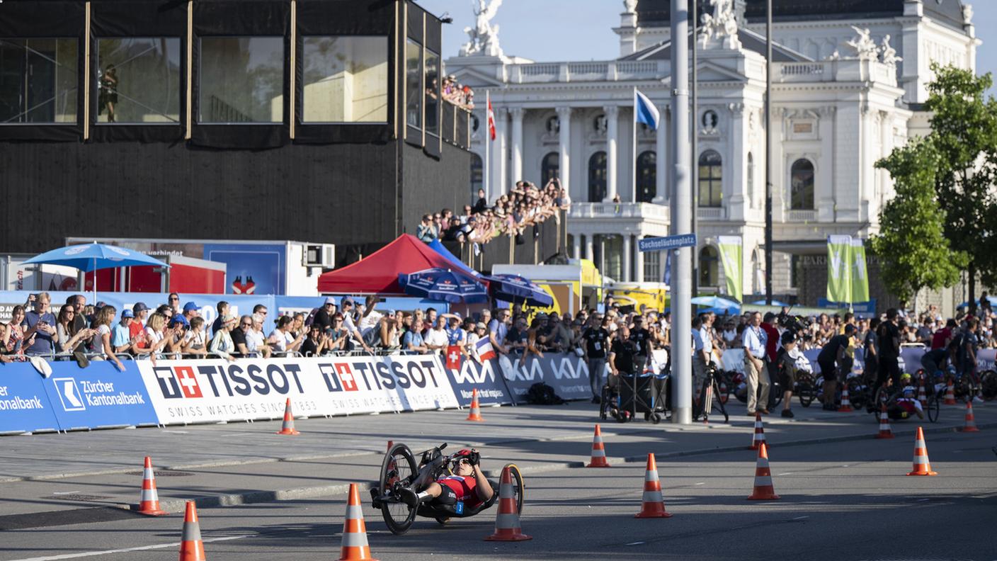 Il sole ha baciato la gara d'apertura, la staffetta mista di handbike