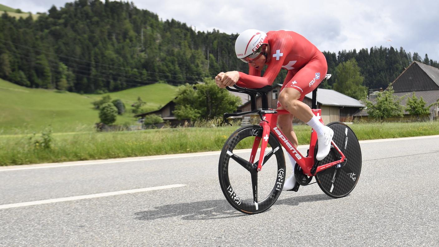 Il campione svizzero impegnato nella crono iniziale