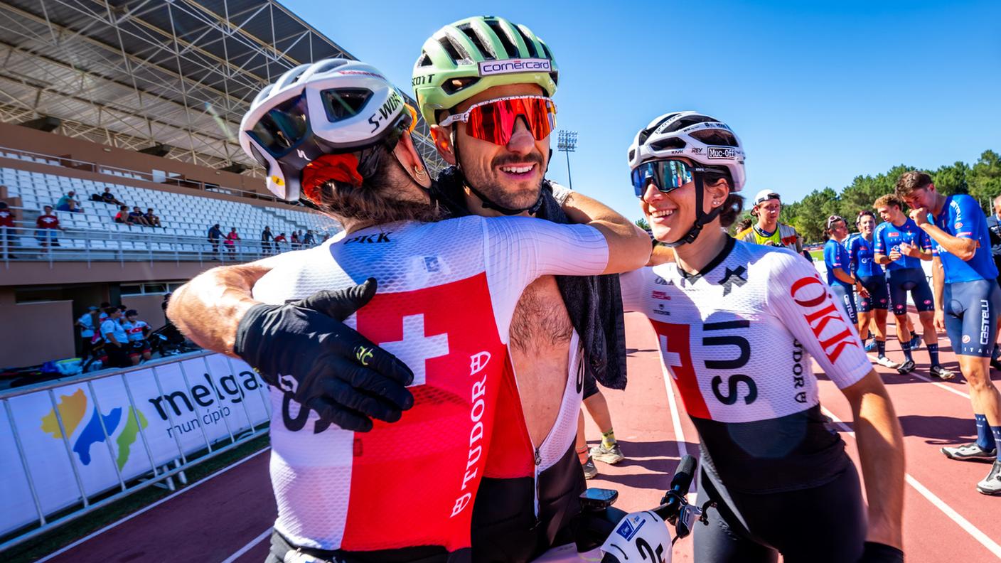 Schurter festeggiato dalle compagne di team