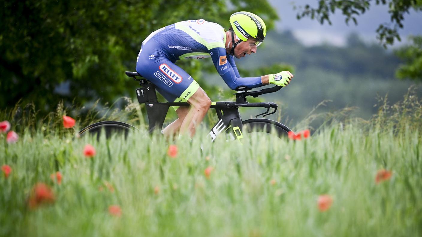 Il ceco Jan Hirt in azione nella cronometro