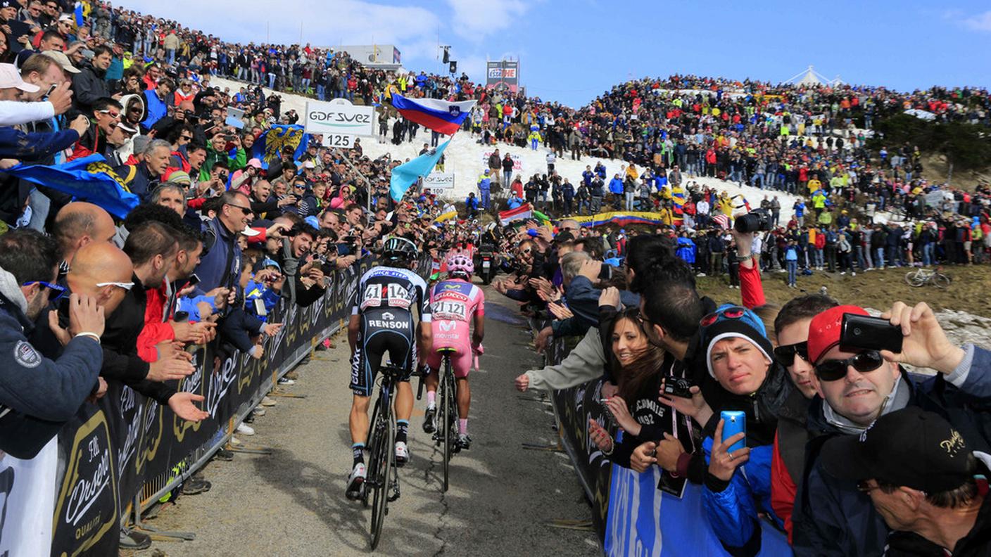 Quintana, seguito da Uran, tra due ali di folla verso l'arrivo