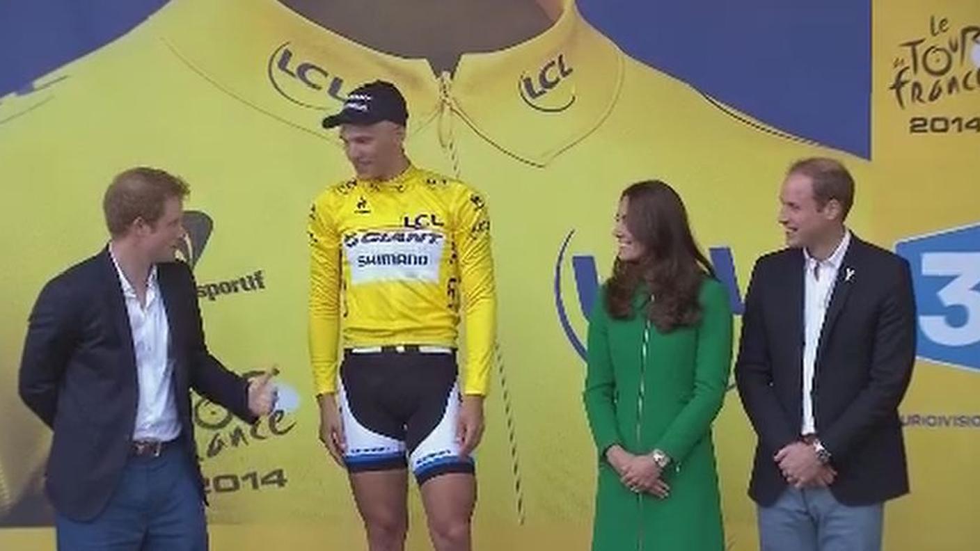 I reali consegnano la maglia gialla