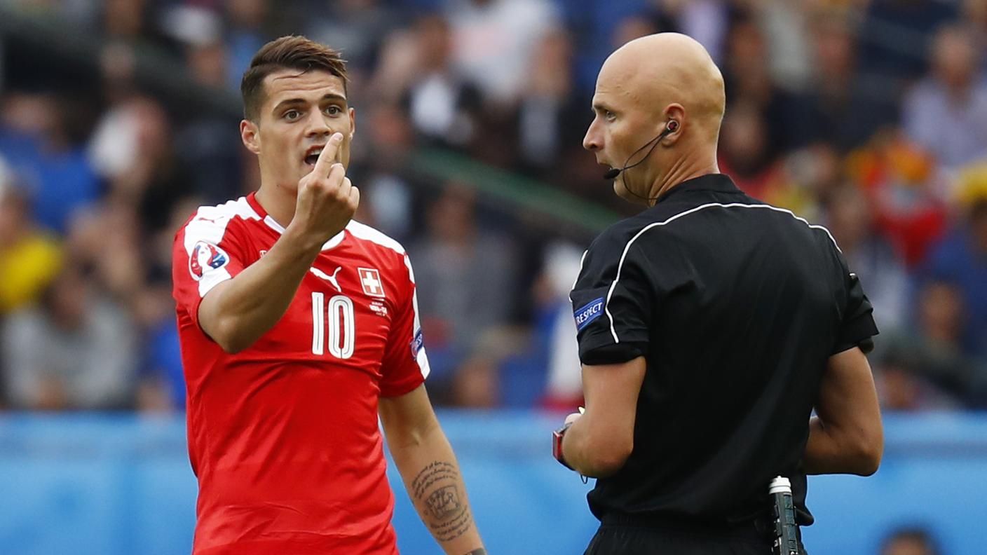 Xhaka a confronto con il direttore di gara