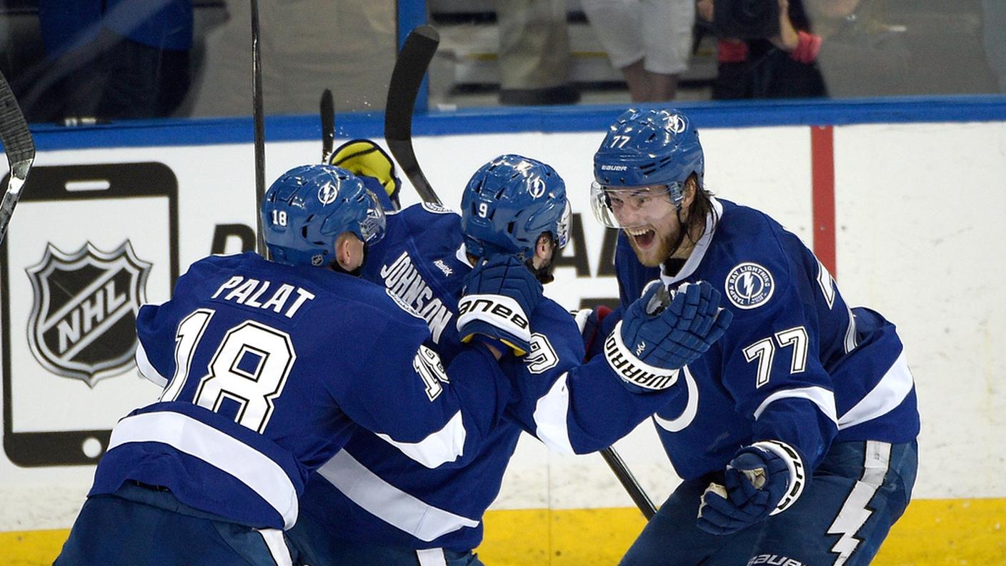 Il numero 9 di Tampa Bay festeggiato dai compagni