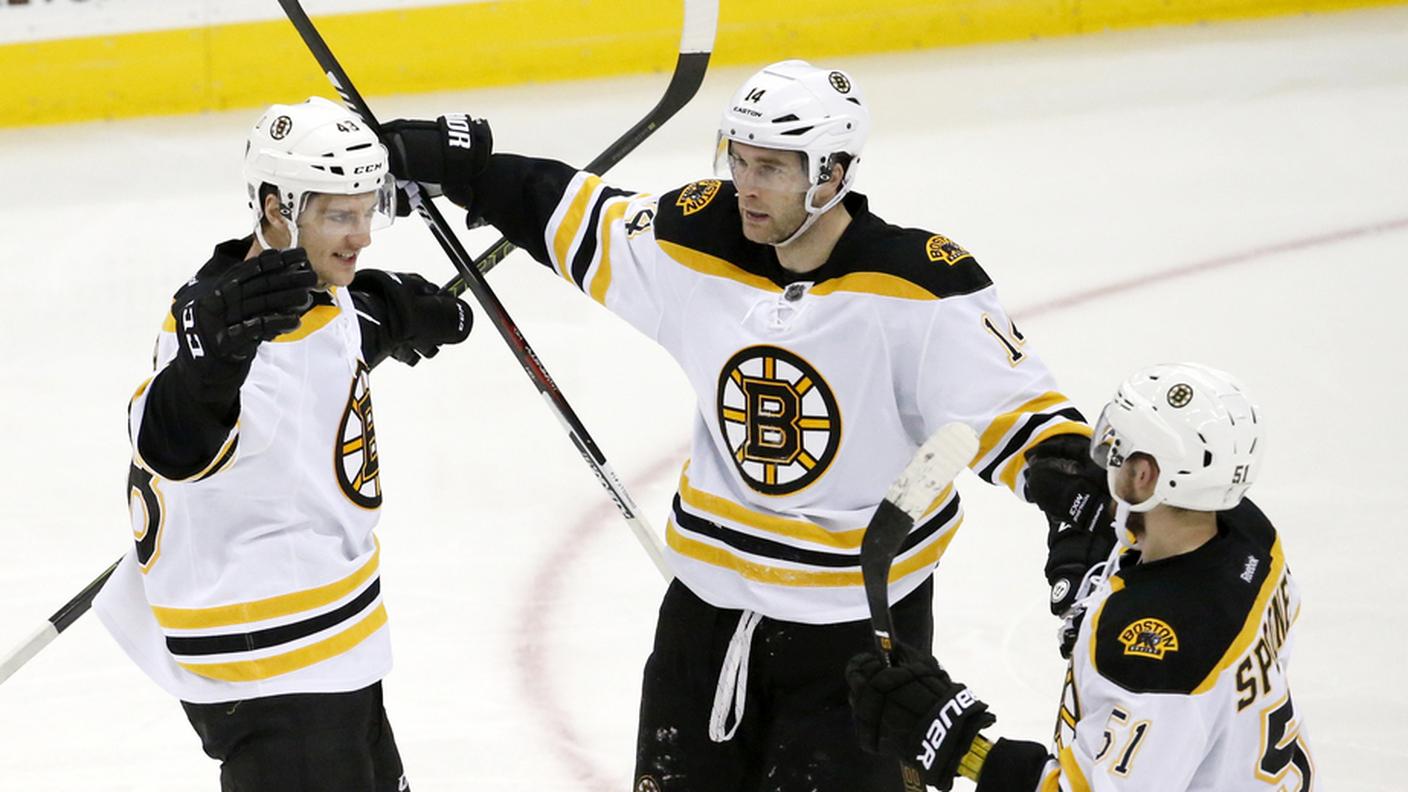 Colin Miller, Brett Connolly e Ryan Spooner festeggiano una rete