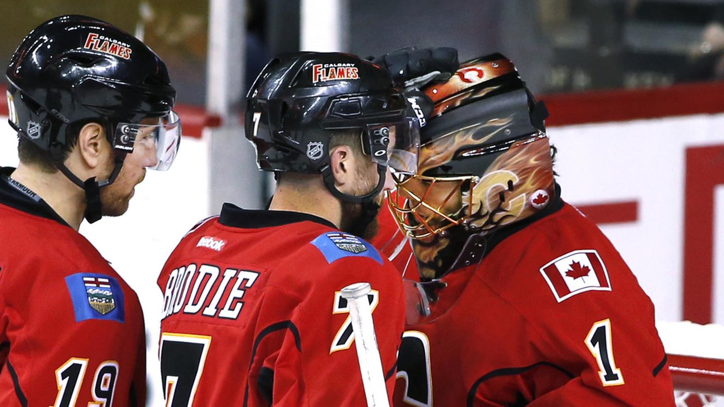 Jonas Hiller festeggiato dai compagni