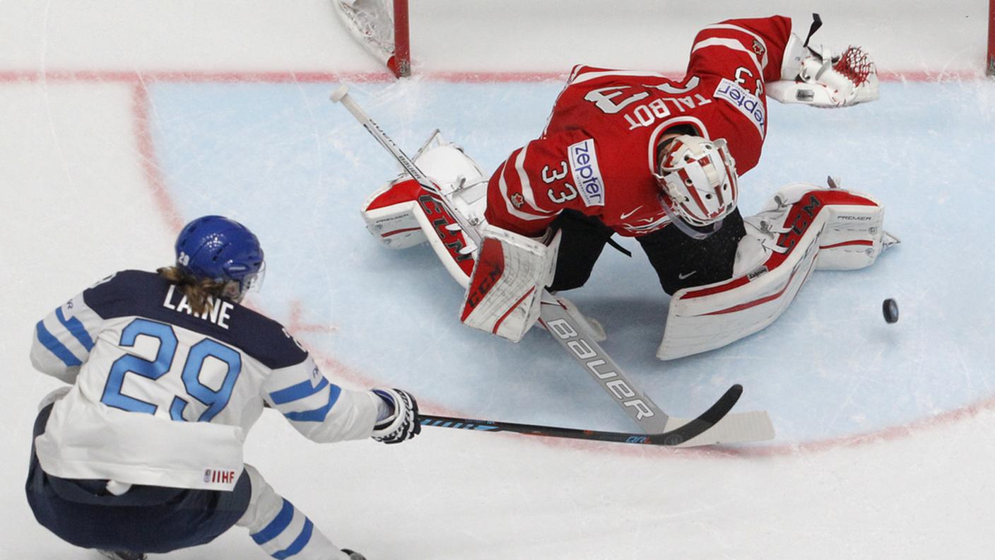 Patrik Laine contro Cam Talbot