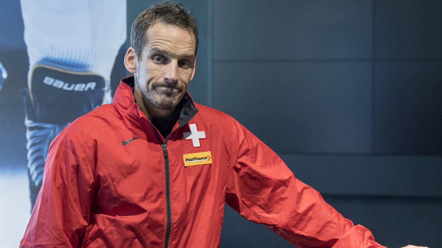Il coach rossocrociato sembra pensieroso
