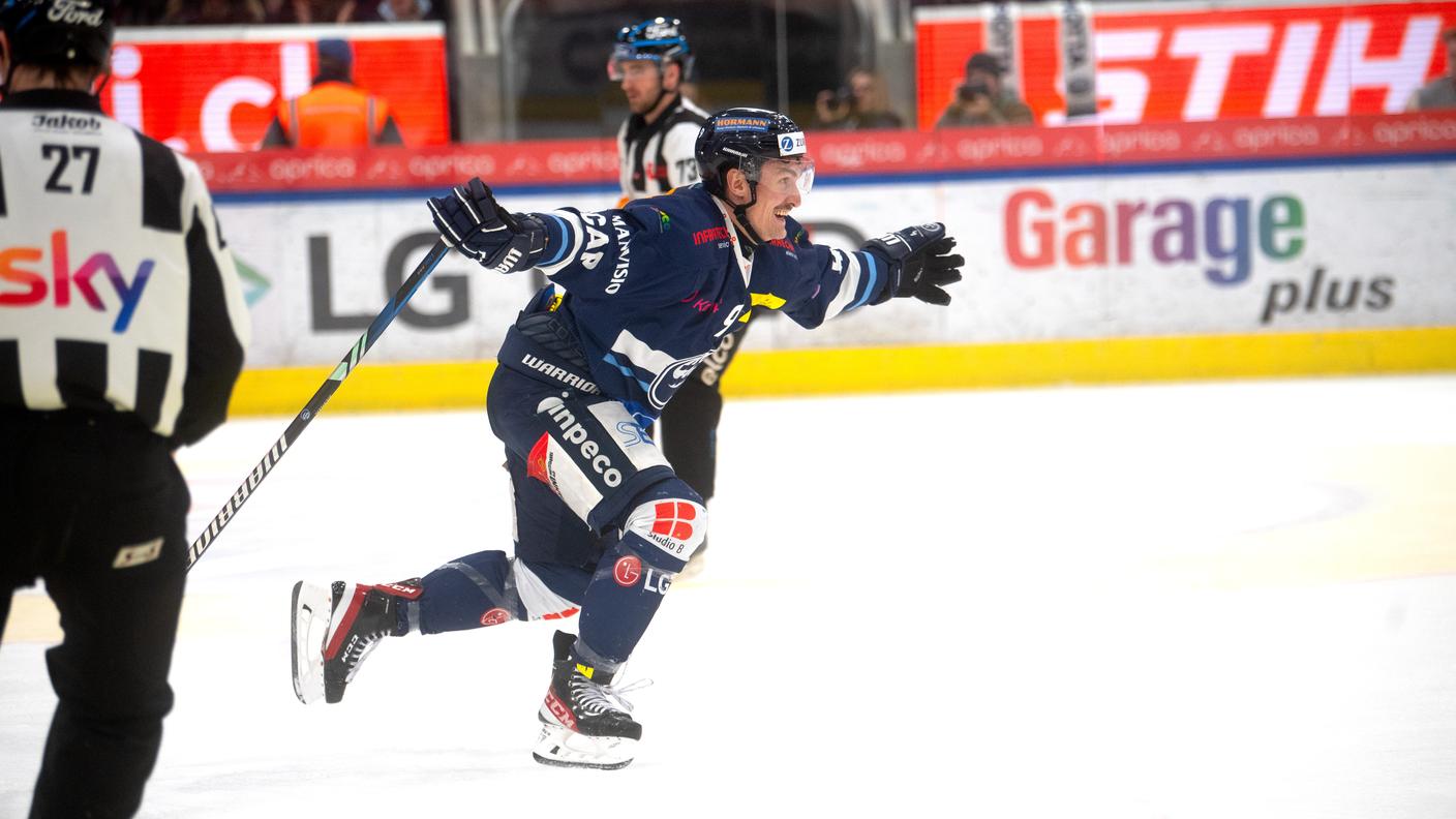 Il numero 9 festeggia il gol che verrà poi annullato